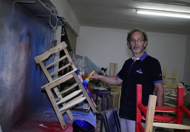 Plastik sandalyelerin yaygınlaşmasıyla birlikte neredeyse yok olan tahta sandalyeleri eski popülerliğine kavuşturmak isteyen Güran, yaptığı sandalyeleri turuncu, yeşil, mavi ve beyaza boyayarak 60 ila 80 liradan satışa sunuyor.