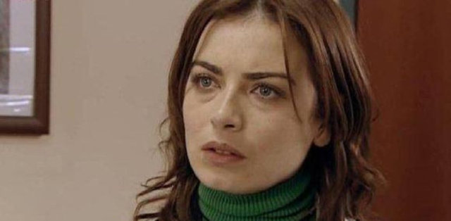 Büber, yedi yıl önce nikah masasına oturduğu görüntü yönetmeni Mehmet Aksın'la ani bir kararla İstanbul'da oturdukları evi boşaltıp, Bodrum Gümüşlük'e demirledikleri teknelerinde yaşamaya başlamışlardı.