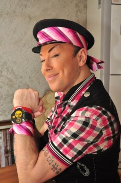 Bıçağı üzerine doğru sallayan gaspçının hamlesi ardından yere düşen Çarıkçı, sol kolundan yaralandı. Çığlıklarına ise etrafta bulunan travestiler koştu. Cadde üzerinde bulunan travestiler araya girerek Bülent Çarıkçı'yı gaspçıların elinden kurtardı.