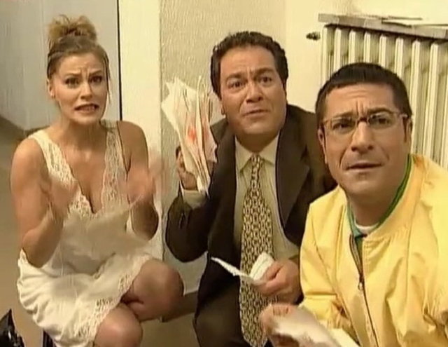 Yıldız Kaplan TV serüvenine Tatlı Kaçıklar adlı diziyle başladı. Bu dizide canlandırdığı karakter için kullanılan "seksi şempanze" lakabıyla anıldı uzun süre.