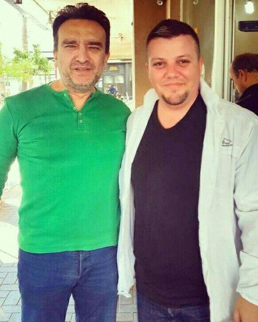 O kadar çok sevdim ki o masmavi gözlerine hayran oldum. Murat'la 13 yıldır büyük bir sevgimiz oldu ama beni çok kırdı. Mezarlarımız bile yan yana olsun dediğim aşkı bir sözle bitirdi. Ben aşkta vıcık vıcıklığı sevmiyorum. 13 yıl bunu Murat'ta görmedim.