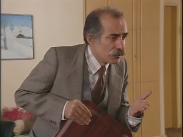 Hürriyet'ten Cenker Tezel'in haberine göre; ünlü oyuncu emekli maaşını çekmek için bankamatikte sıra beklerken görüntülendi.