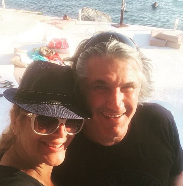 Yeşim Tan'la objektife poz veren Kenan Kalav hayranlarıyla sohbet etti. (Makaron)