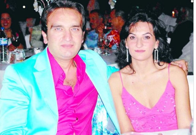 Bir zamanlar neredeydik şimdi neredeyiz diyorum. Lüks yaşamın yanı sıra özellikle baktım Murat'a, dünyayı dolaştık.Kültürlü, dünya görüşü olan bir kadına sahip olmak herkese nasip olmaz ama ona oldu.