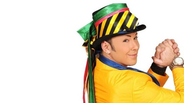 Travestilerle de tartışan gaspçılar motosikletlerine binerek olay yerinden kaçmıştı. Travestilerin yatıştırdığı Bülent Çarıkçı, önce evine gidip sakinleşti sonra da polisi arayarak yardım istemişti.