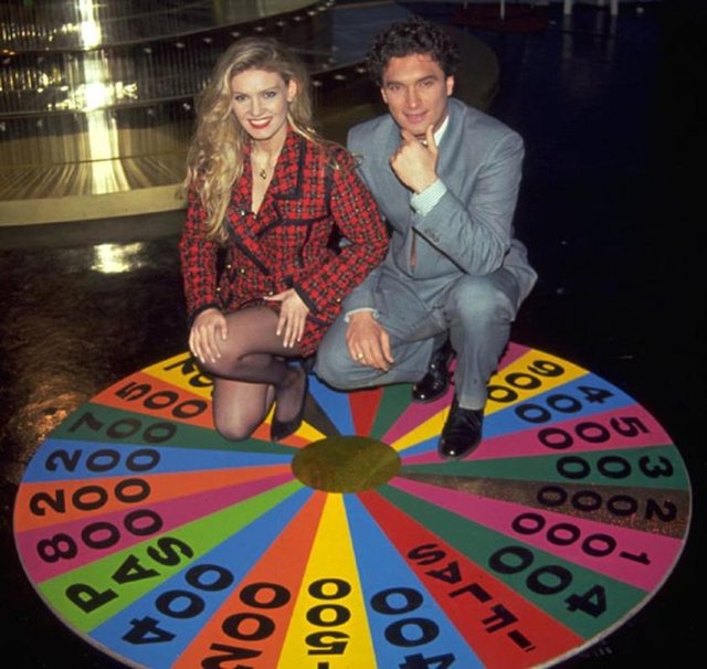 Çarkıfelek yarışmasıyla fenomen olan Tarık Tarcan senaryo gereği yine televizyonda yayınlanan bir yarışma programının sunucusu olarak kamera karşısına geçti.