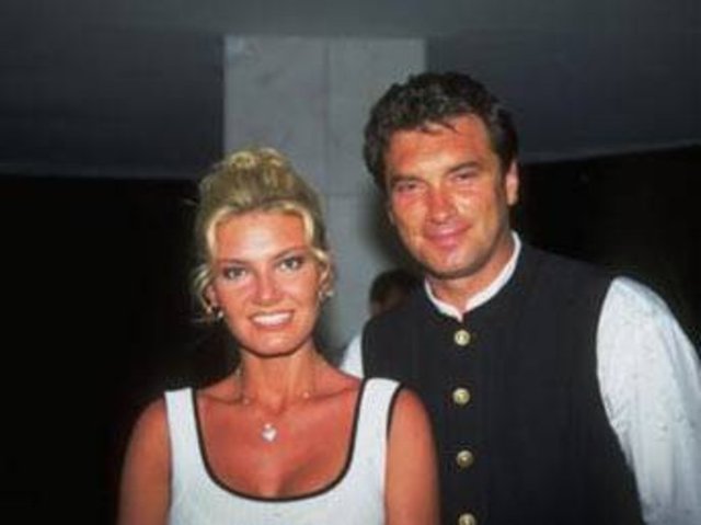 Tarık Tarcan, Yasemin Koşal ile birlikte 'Çarkıfelek' programını sunmuştu.