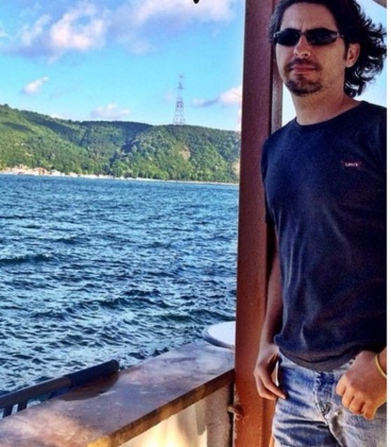 Bir dizide rol alan ve iki kitap çıkaran Eray, şimdi işsiz... (Hürriyet)