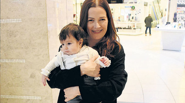 Önceki gün kızı Arya'yla objektiflere takılan oyuncu, "Memleketi bırakıp gitti dediler, bırakmadım. İstanbul – Londra arası mekik dokuyoruz" dedi. Bebeğini kendisinin büyüttüğünü belirten Caneroğlu, bakıcı tutmadığını söyledi.