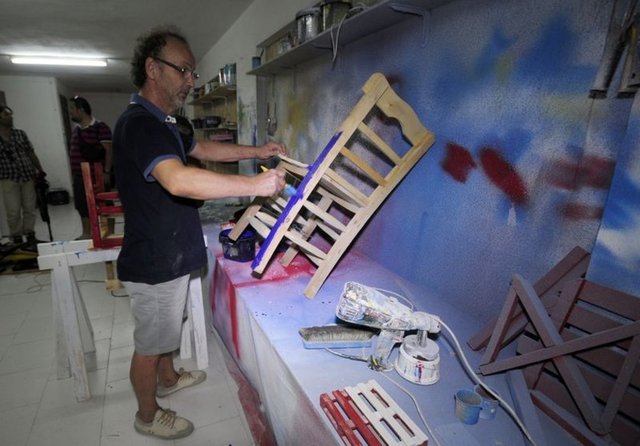 Bodrum'da tahta sandalye imalatı yapan Güran, atölyesinde tahtaları çeşitli işlemlerden geçirdikten sonra sandalye haline getiriyor.