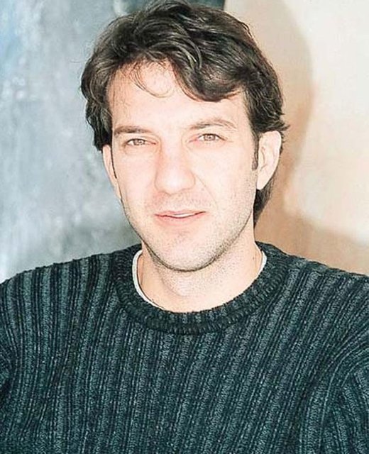 Kaan Girgin, 2000'li yılların başında TRT'de ekrana gelen 'Dikkat Bebek Var' dizisinde Ceyda Düvenci ile kamera karşısına geçti.