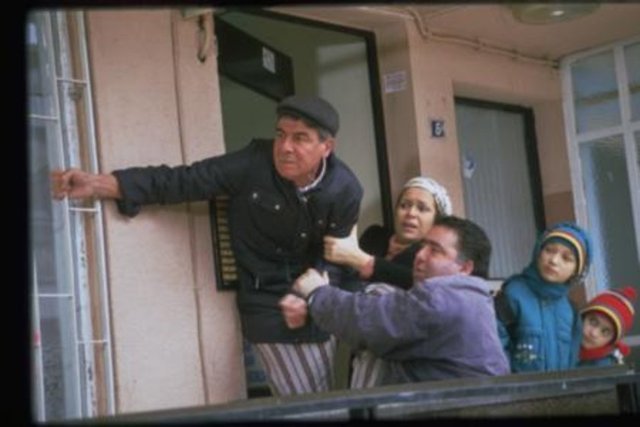 "Buyruuuun" sözleri ve üzerinden yıllarca çıkartmadığı gömleğiyle dikkat çeken Ercan Yazgan 40 kiloya kadar düşüp uzun süre hastanede tedavi görmüştü...