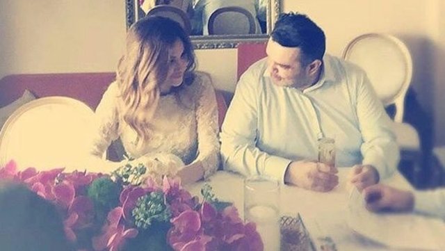 Uzun süredir gözlerden uzak bir hayat süren İnanoğlu 30 Temmuz tarihinde spritüel yaşam terapisti sevgilisi Zeynep ile nikah masasına oturdu.