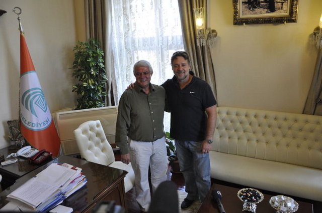 Ünlü oyuncu, harika Türk oyuncularla tanıştığını ve mekan bakmak için gittiği Edirne ve Kapadokya'da çok iyi vakit geçirdiğini belirtti.