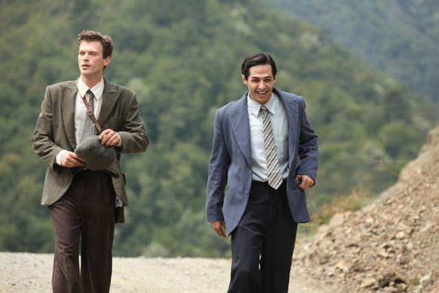 Crowe'un Tatlıtuğ'a kendi filminde rol teklif ettiği öğrenildi.