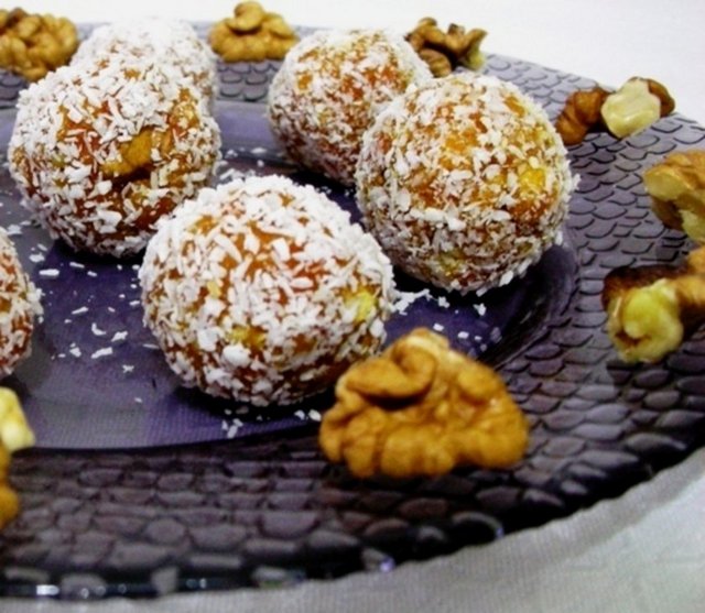 2 - Tatlıları yavaş yavaş küçük lokmalar halinde ve uzunca çiğneyerek yiyiniz.