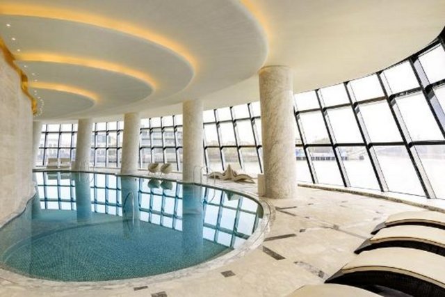 Otel müşterilerine spada yorgunluk atma, kaplıca ve kapalı yüzme havuzuna girme olanağı sunuyor.  -