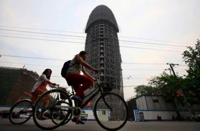 PENİS'E BENZETİLDİBaşkentteki, Çin Komünist Partisi'nin gazetesi People's Daily'nin yapım aşamasındaki binasıysa bazı bloggerlar tarafından penise benzetildi. -