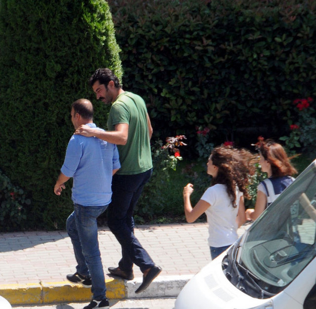 "Uyuşturucu kullanmak" ve "uyuşturucu kullanmaya yer temin etmek" gibi suçlardan şüpheli olarak gözaltına alındığı öne sürülen ünlü isimlerden alınan kan ve kıl örnekleri incelenerek, şüphelilerin uyuşturucu kullanıp kullanmadıkları tespit edilecek.