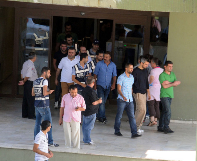 Narkotik polisi tarafından gözaltına alınan ve Adli Tıp Kurumu'na getirileren ünlülerden kan ve kıl testi için örnek alındı.