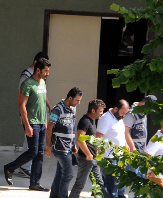 İstanbul Narkotik Şube Müdürlüğü ekipleri, aralarında ünlü isimlerinde bulunduğu kişilere yönelik operasyon başlattı.