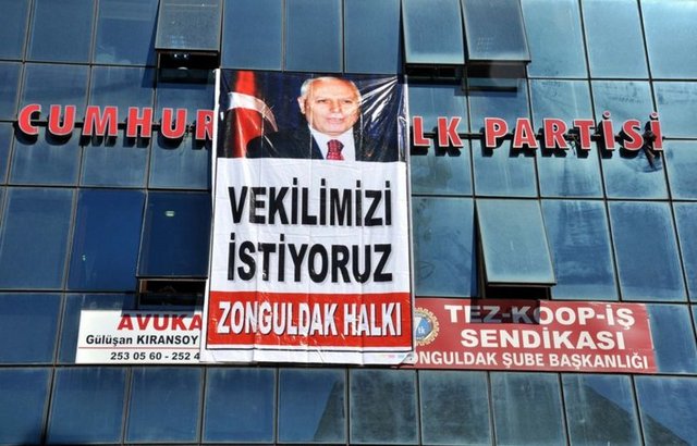 CHP ZONGULDAK MILLETVEKILI PROF. DR. MEHMET HABERAL'IN AFISI PARTILILER TARAFINDAN CHP IL BINASINA ASILDI