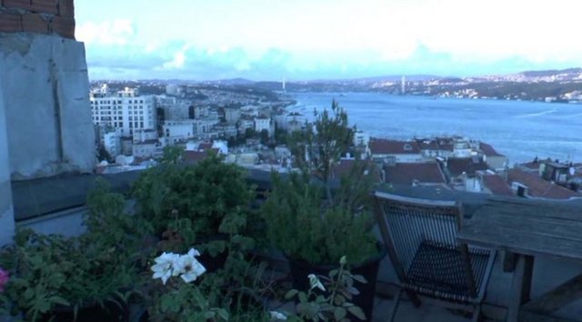 Operasyonda ünlü isimlere uyuşturucu temin eden oyuncu Eray Özbal'ın Boğaz manzaralı villasının terasındaki esrar bahçesi polisi bile şaşırttı.