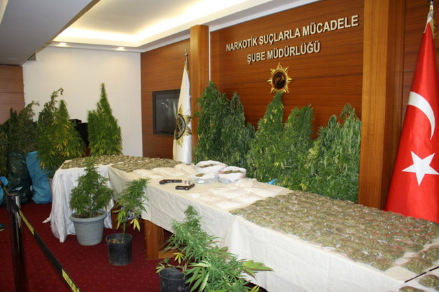 Görüntülerde takibe takılan ve ünlü isimlere "CD'', ''filmi izledin mi?" gibi kodlar kullanarak uyuşturucu temin ettiği ortaya çıkan oyuncu Eray Özbal'ın Cihangir'deki Boğaz manzaralı villasının teras katındaki esrar bahçesi görülüyor.