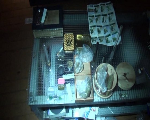 Uyuşturucu tacirlerine yapılan operasyonda 17 bin extacy hap, 13 kilo 593 gram esrar, 126 gram amfetamin uyuşturucusu, 115 kök Hint keneviri, 3 hassas terazi, 5 sarma sigara kağıdı, 6 esrar öğütücü, 10 adet uyuşturucu madde içiminde kullanılan düzenek, 62 gram tütünle karışık esrar maddesi, 2 ruhsatsız silah, 46 fişek, 210 gram esrar tohumu, çok miktarda kilitli poşet, 75 gram kokain maddesi ele geçirildi.