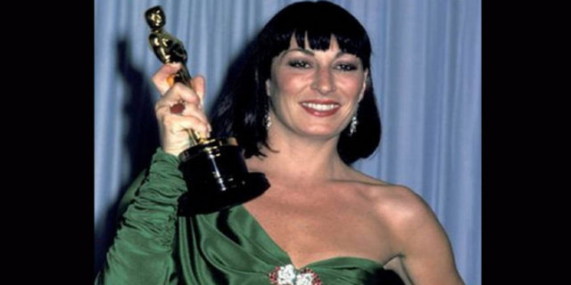 1986 - En İyi Yardımcı Kadın - Anjelica Huston (Prizzi's Honor)