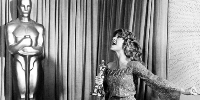 1977 - En İyi Kadın Oyuncu - Faye Dunaway (Network)