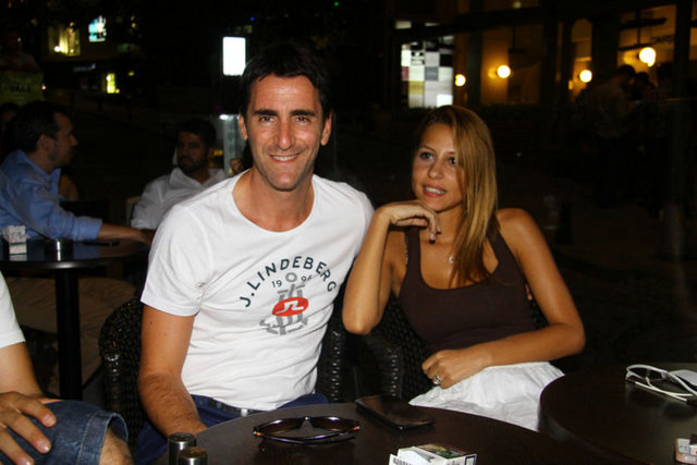 Oyuncu Bekir Aksoy bir süredir birlikte olduğu sevgilisi Derya Çavuşoğlu ile nişanlandı.