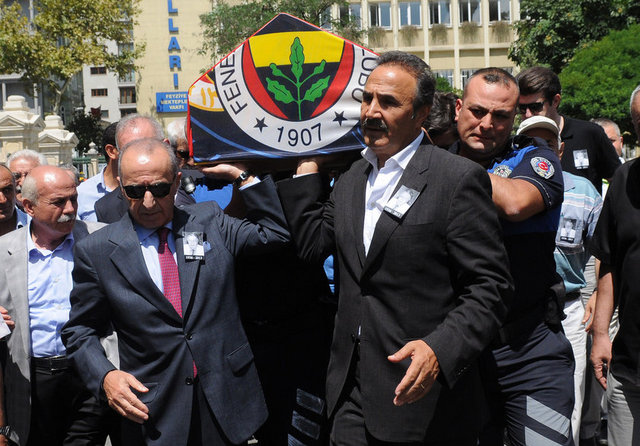 Camiye getirilen tabuta Hikmet Çetin ve Mehmet Sevigen de omuz verdi. -