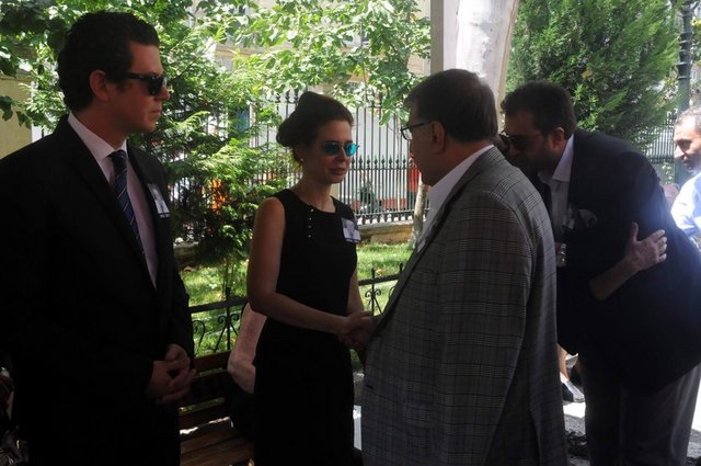 Batu'nun mülkiyeden beri arkadaşı olan Hikmet Çetin, aileyle birlikte taziyeleri kabul etti.