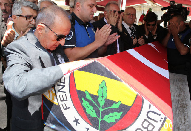 Batu'nun Türk bayrağına sarılı tabutunun üstüne Fenerbahçe bayrağının da konulduğu görüldü.