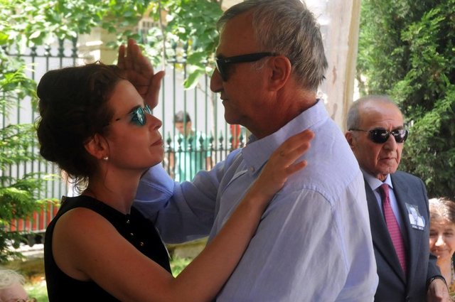 Cenaze töreninde Batu'nun eşi Nevra, kızı Pelin ve oğlu Arda taziyeleri kabul etti.