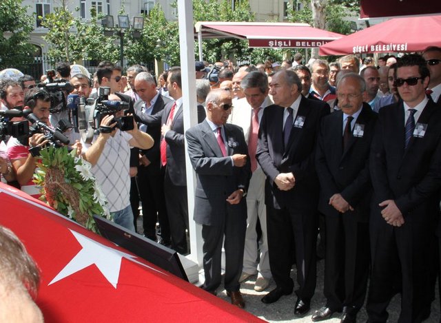 Törene Batu'nın eşi Nevra Batu ve kızı Pelin Batu'nun yanı sıra CHP Genel Başkanı Kemal Kılıçdaroğlu, AK Parti Genel Başkan Yardımcısı Abdulkadir Aksu, Dışişleri eski bakanlarından Hikmet Çetin ile çok sayıda siyasetçi katıldı.