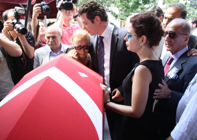 Taziyeler sırasında kızı Pelin Batu'nun gözyaşlarına hakim olamadığı görüldü.