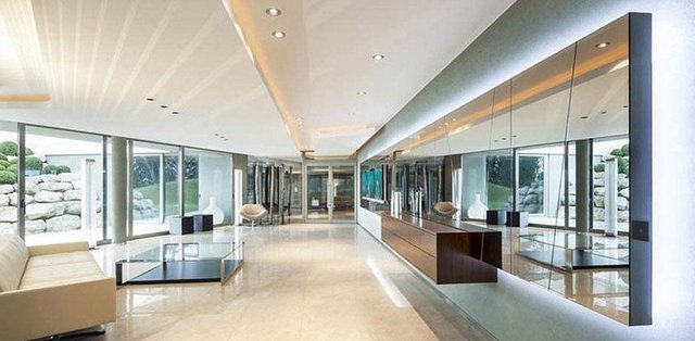 Geniş bir bahçeye, tekne sahipleri için iskeleye, kapalı yüzme havuzu, Türk hamamı, SPA ve masaj salonuna sahip süper lüks evin fiyatınınsa 50 milyon Sterlin (149 milyon TL) olduğu açıklandı.