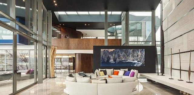 Oda sayısının tam olarak ifade edilmediği evde, 3 yatak odasında kullanıcıya özel banyo ve tuvaletin bulunduğu bilgisi verildi.