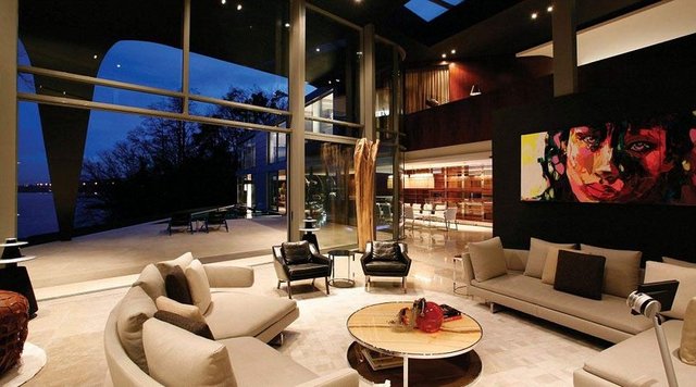 Oldukça sessiz bir bölgede bulunan 4 katlı ve bin 300 metrekare büyüklüğündeki evin sahibi olacak kişinin, Formula-1 şampiyonu Michael Schumacher ve şarkıcı Phil Collins ile komşu olacağı da belirtildi.