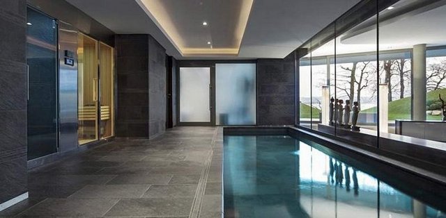 Kapalı yüzme havuzunun da olduğu evle ilgili olarak firma yetkilileri, "Bu ev yaptığımız en özel evlerden biri.