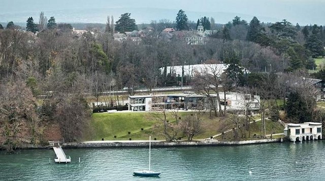 Evle ilgili olarak iş için geniş bir toplantı salonunun, misafir için sinema odasının ve katlar arasında camdan silindir bir asansörün bulunduğu da vurgulandı.