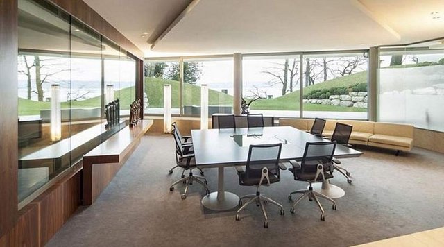 Güney Afrika kökenli SAOTA ismindeki firma tarafından inşa edilen evin kuş sesleri arasında kaybolduğu, yeşil ve maviyle adeta bütünleştiği de özellikleri arasında yer aldı.