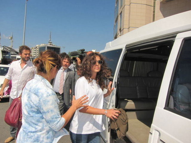 Özge Özprinçci de, "Bodrum'da bardan alındığım söylenmiş. Ailemin evinde annemin yanında alındım" ifadelerini kullandı.