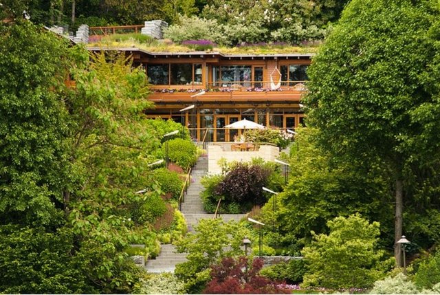 Dünyanın en zengin insanlarından olan Microsoft'un kurucusu Bill Gates attığı her adımla dikkat çekiyor.