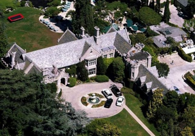 Eğlence dünyasının tanınmış isimlerinden ve ünlü Playboy Dergisi'nin kurucusu Hugh Hefner'in 'evi' de milyonerler eyaleti olarak bilinen California'da bulunuyor.  -
