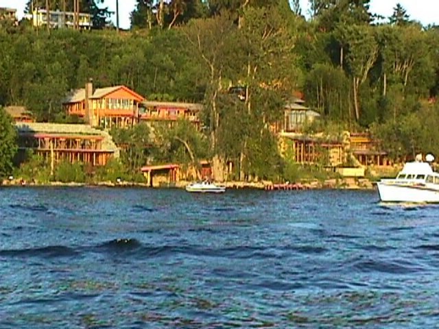 Buna göre malikane de yaşayan her kesin kendine ait bir yaşam alanı var.