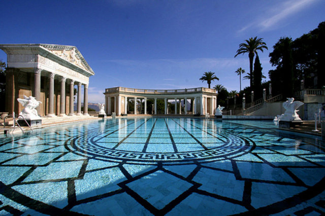 Basın imparatorluğunun kurucusu olan dede Randolph Hearst, 1927 yılında 37 milyon dolar gibi dönem için ülke bütçesine denk gelen bir bedele şato inşa ettirdi.