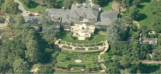 Ülkenin çeşitli bölgelerinde çok sayıda lüks konutu bulunan ünlü sunucunun California'daki malikânesi en dikkat çekici olanı.  -